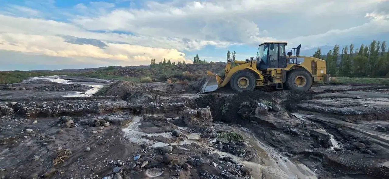 Iğdır’da şiddetli yağışın zarar verdiği köy yollarında çalışma başlatıldı