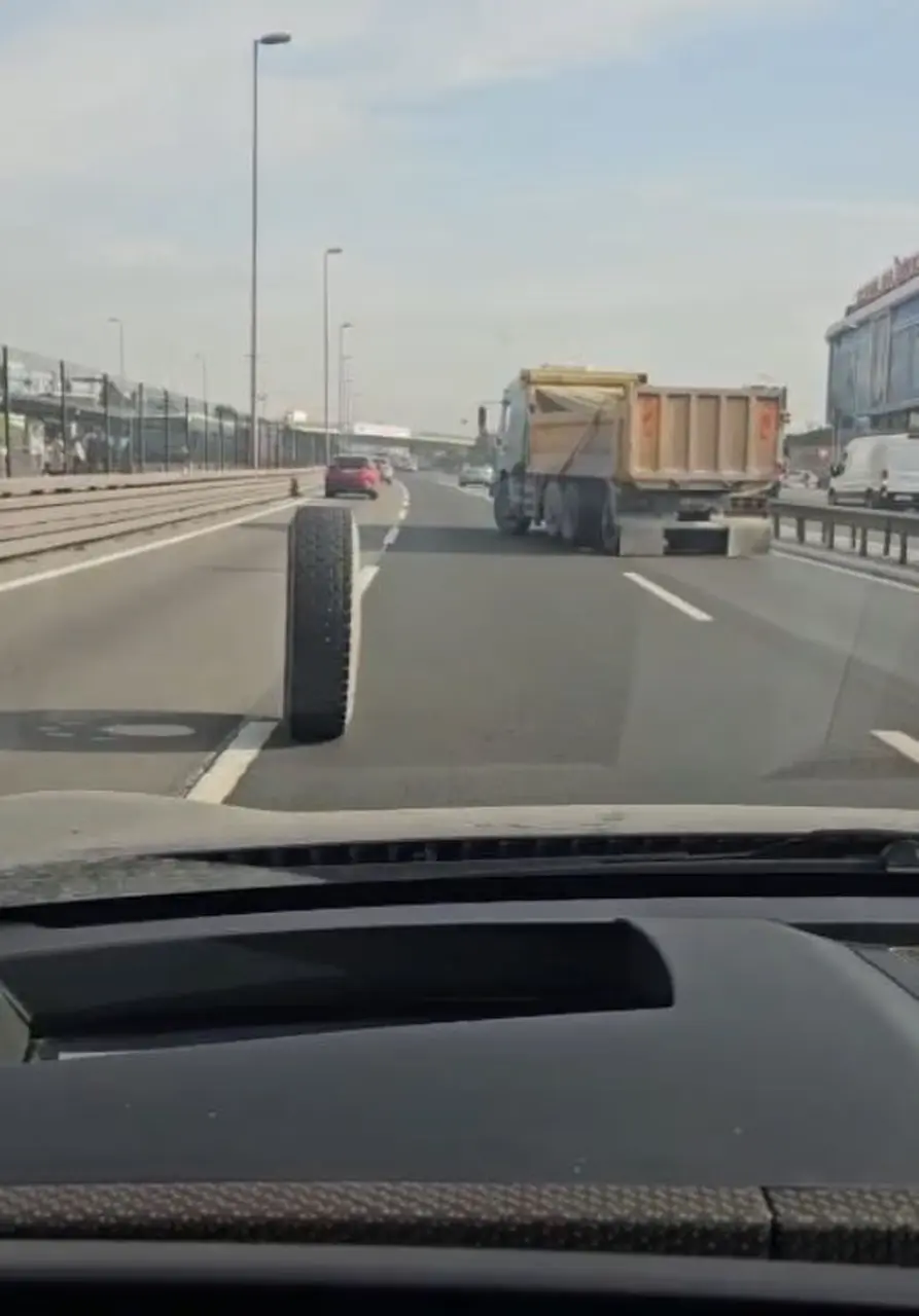 İstanbul E-5’te tehlikeli anlar kamerada: Seyir halindeki kamyonun iki tekerleği yerinden çıktı