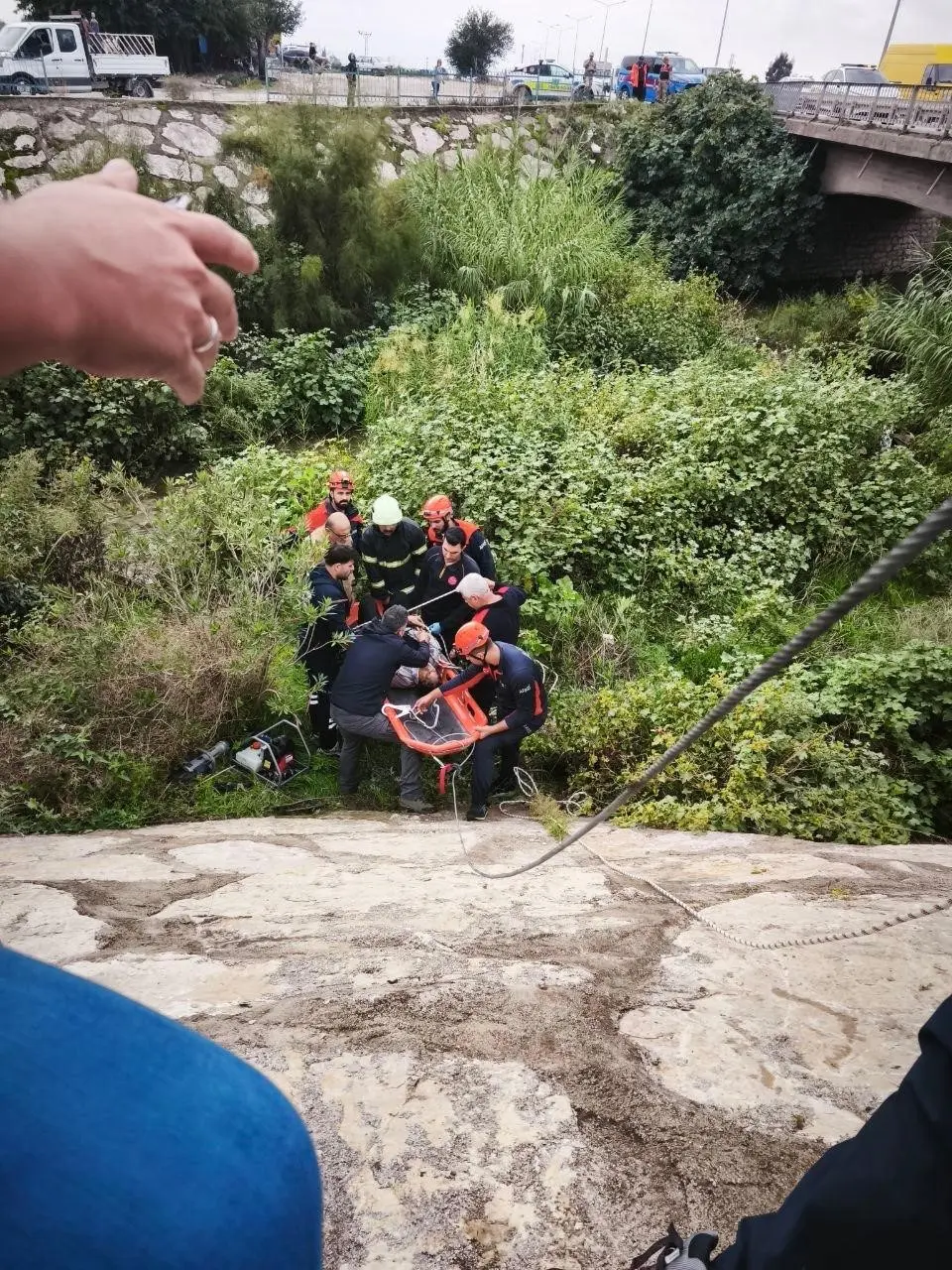 Dereye uçan otomobil hurdaya döndü: 3 yaralı