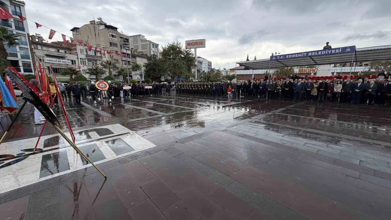 Edremit’te Cumhuriyet Bayramı kutlamaları çelenk sunma töreniyle başladı