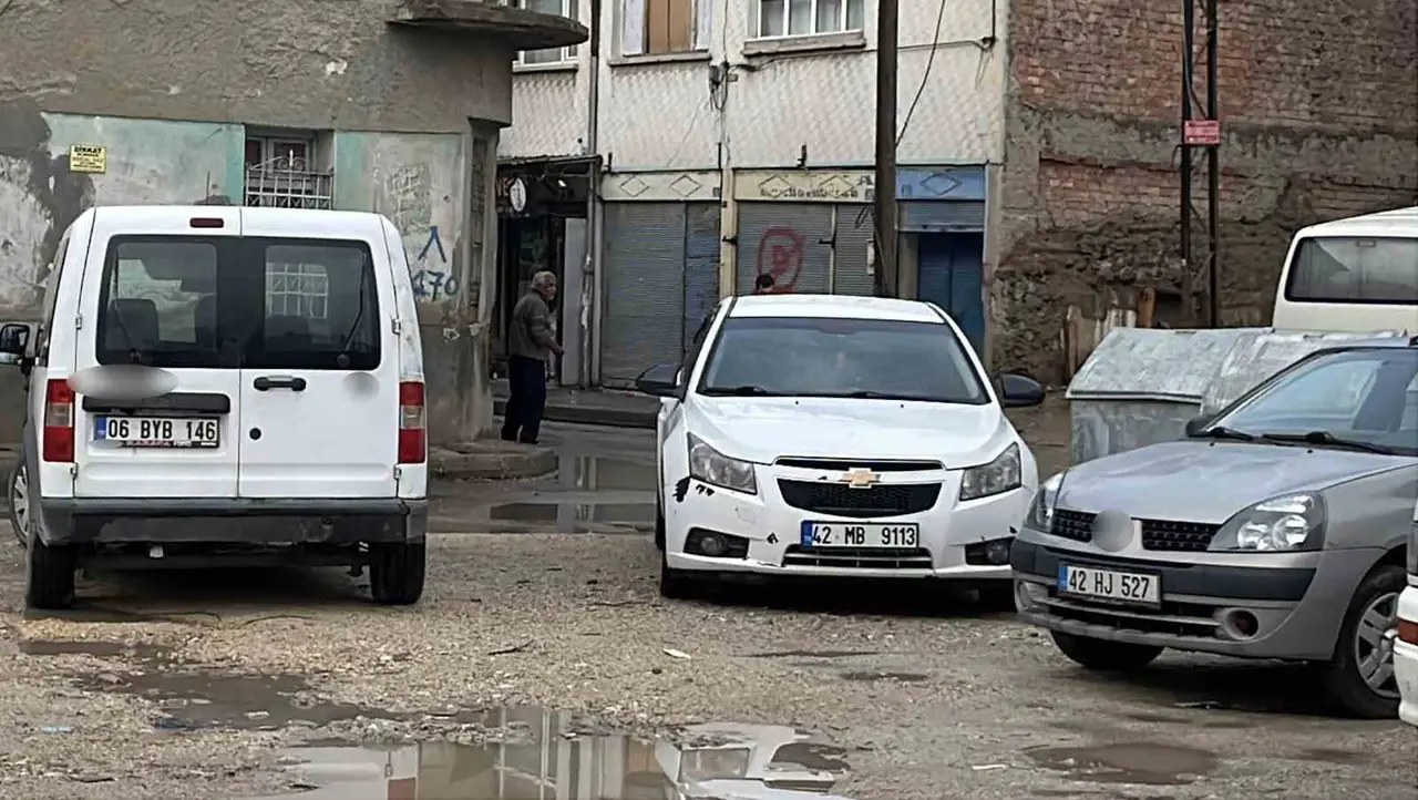 İnşaat yanında zemin çöktü doğalgaz ve su borusu patladı