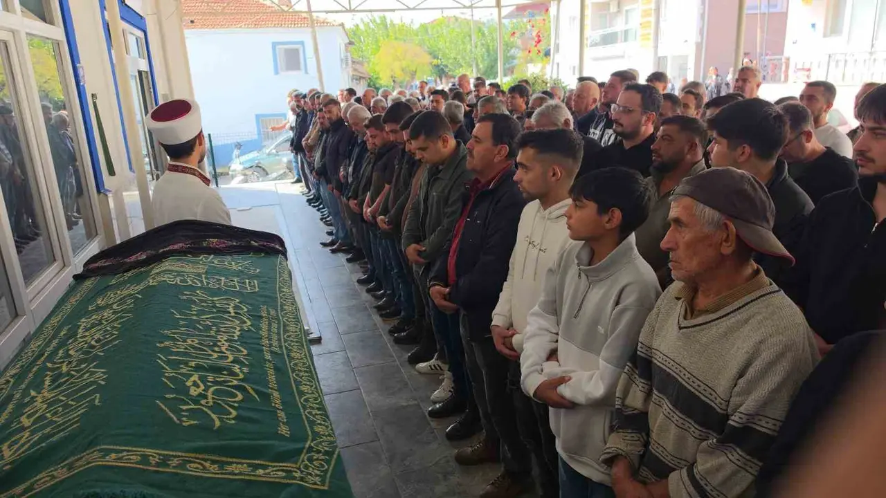 Uzaklaştırma kararı aldırdığı eski erkek arkadaşı tarafından öldürülen genç kız toprağa verildi