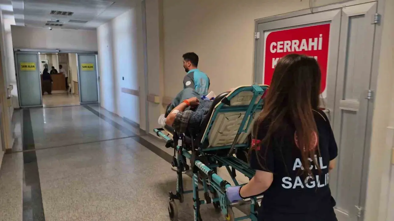 Elinde tuttuğu bıçak kalçasına saplandı