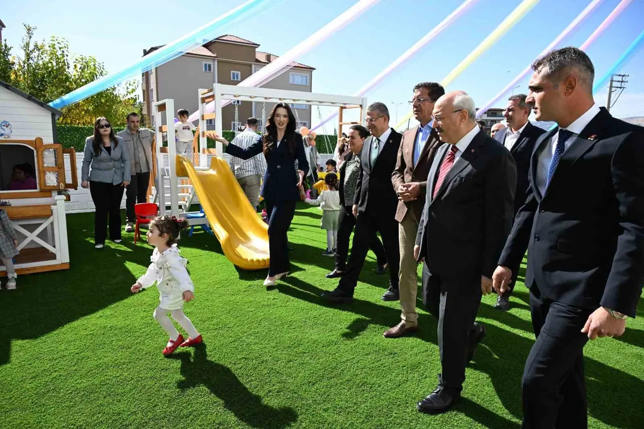 Çivril’de 132 öğrenci kapasiteli Deniz Yıldızı Gündüz Bakımevi açıldı