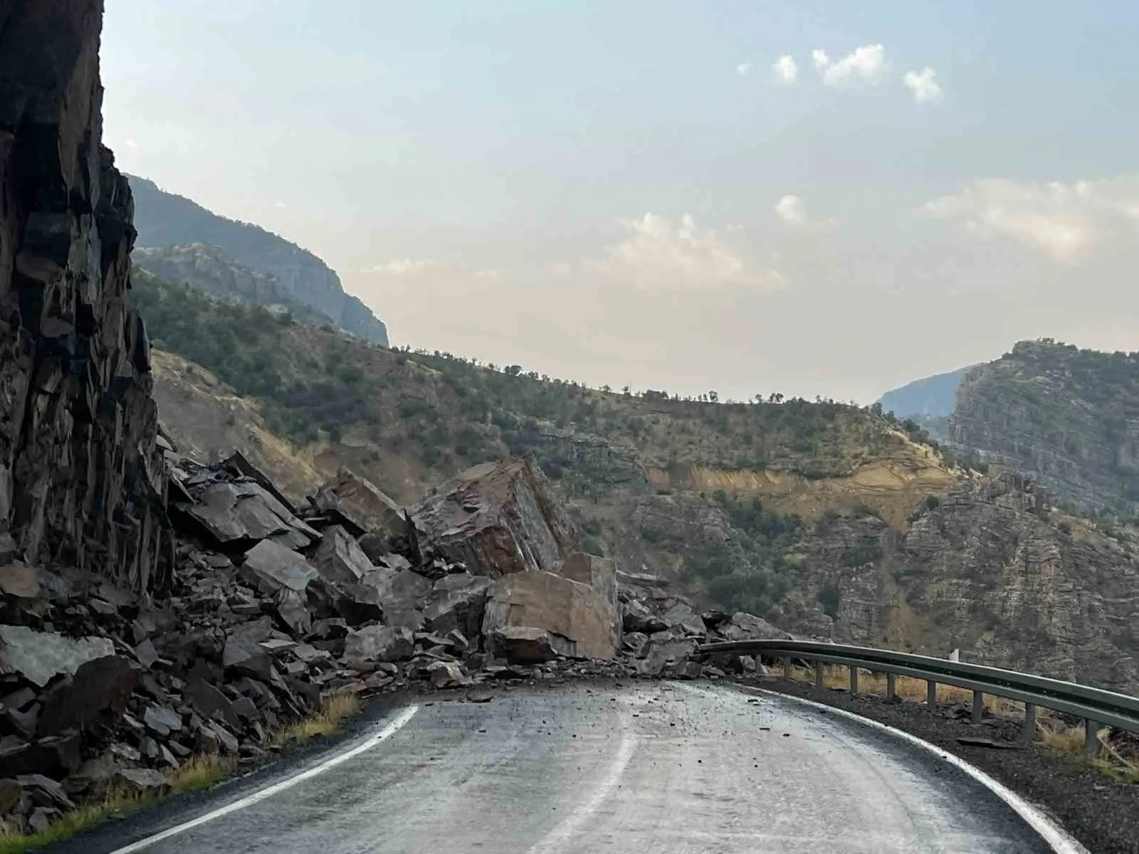 Şırnak-Beytüşşebap yolu, dev kayalar nedeniyle ulaşıma kapandı