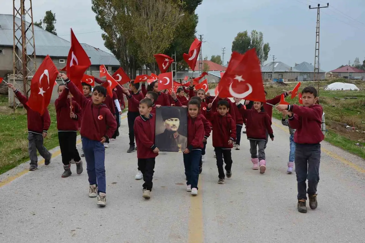 Bozoğlak Çavuşlu Köyü İlkokulu’nda 29 Ekim Cumhuriyet Bayramı coşkuyla kutlandı