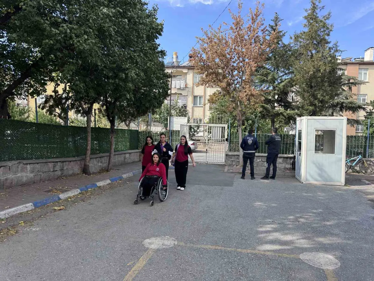 Ecrin engelini arkadaşlarıyla aşıyor