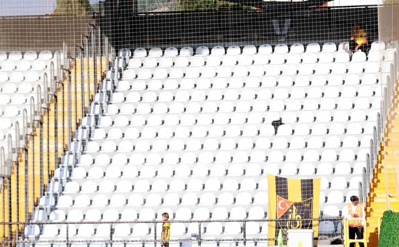 Tribünde tek başına, İstanbulspor aşkı mesafe tanımıyor