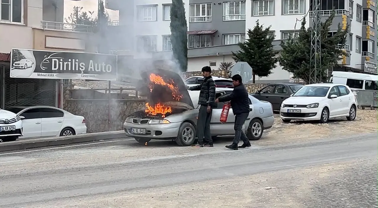 Seyir halindeki otomobil alev aldı