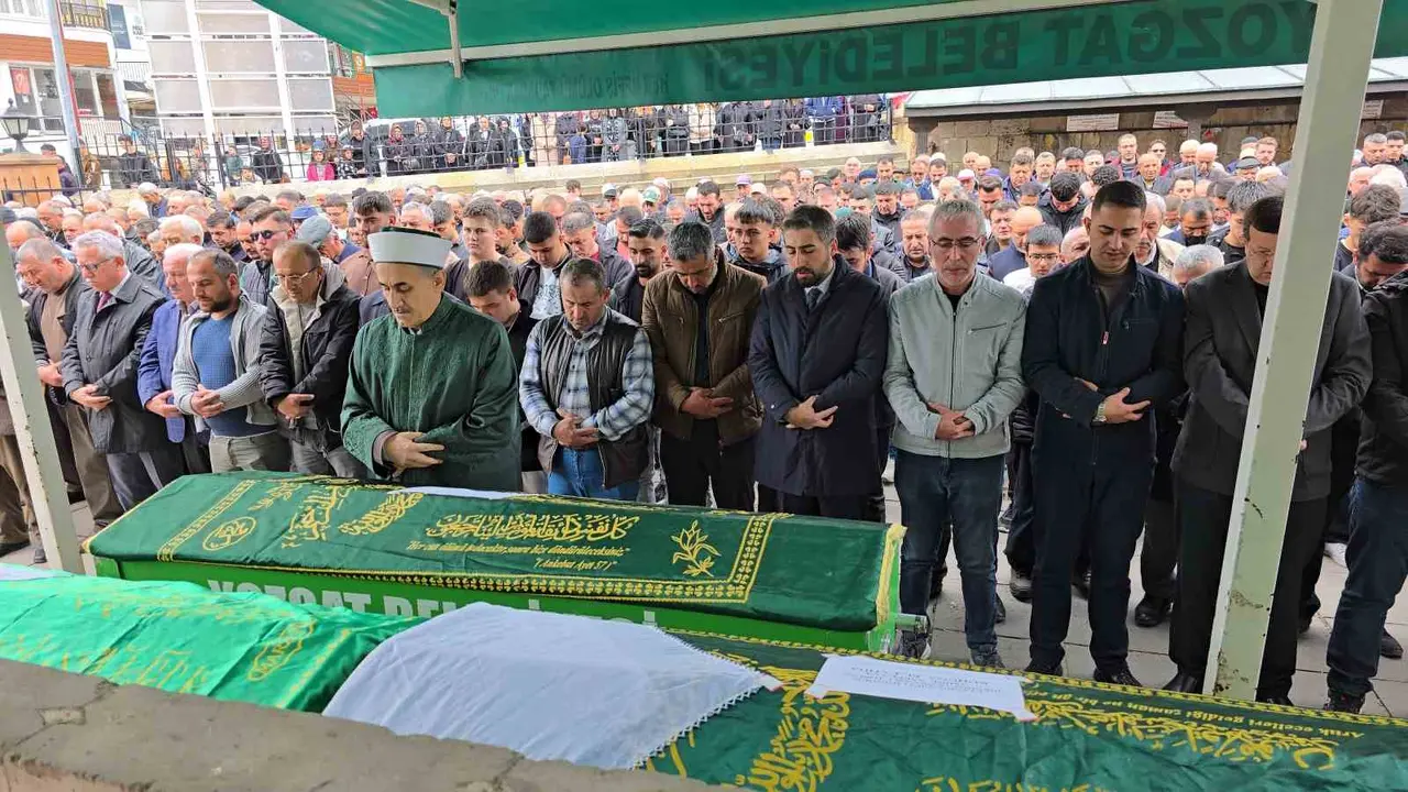 Çorum’daki kazada hayatını kaybeden anne ve 2 evladı toprağa verildi