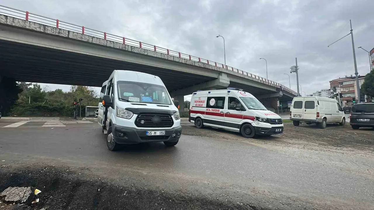 Samsun’da ambulans ile yolcu minibüsü çarpıştı