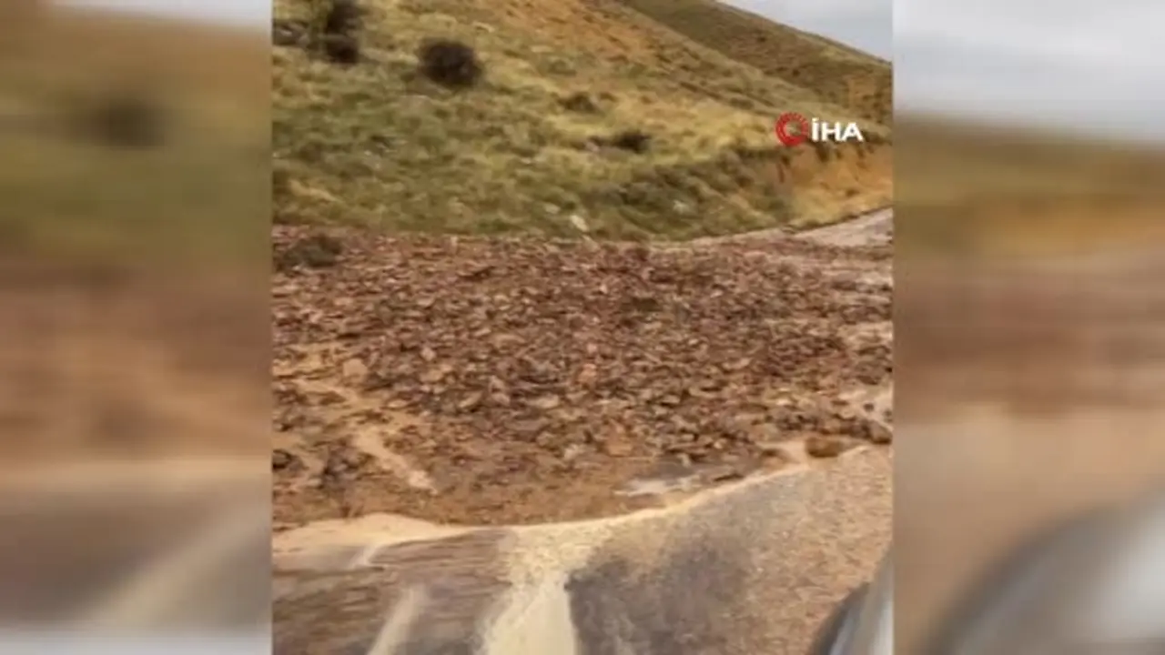 Elazığ’da yağışla birlikte toprak kayması meydana geldi