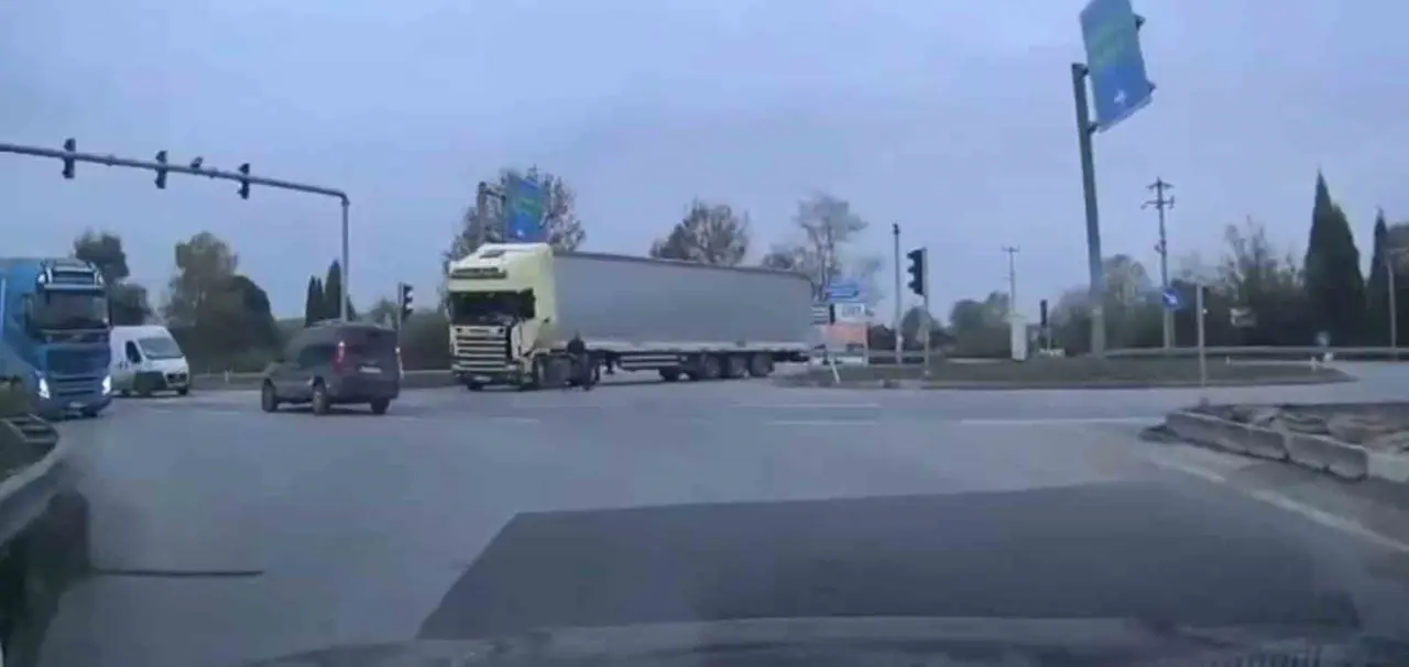 Trafiği birbirine katan uyuşturucu kuryesi film gibi kovalamaca ile yakalandı