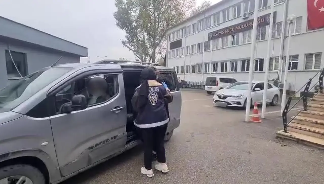 Kapısını film ile açtığı evden ziynet çalan kadın hırsız yakalandı