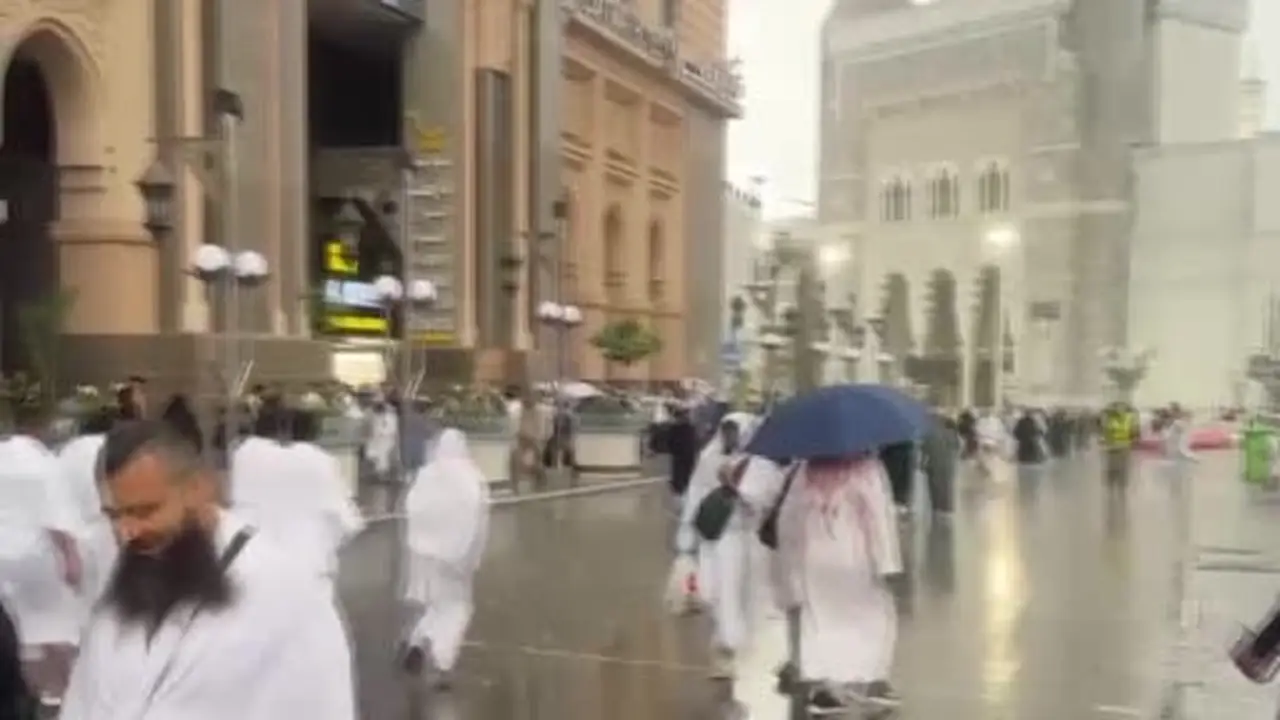 Suudi Arabistan’da dolu ve sağanak yağış