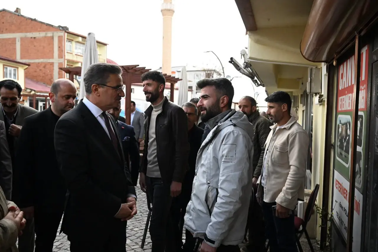 Vali Baruş Karayazı’da esnafla buluştu
