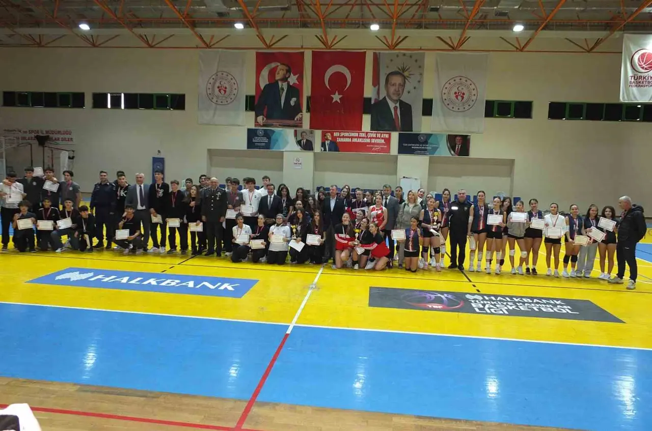 Burhaniye’de Cumhuriyet Kupası Turnuvası ödülleri sahiplerini buldu