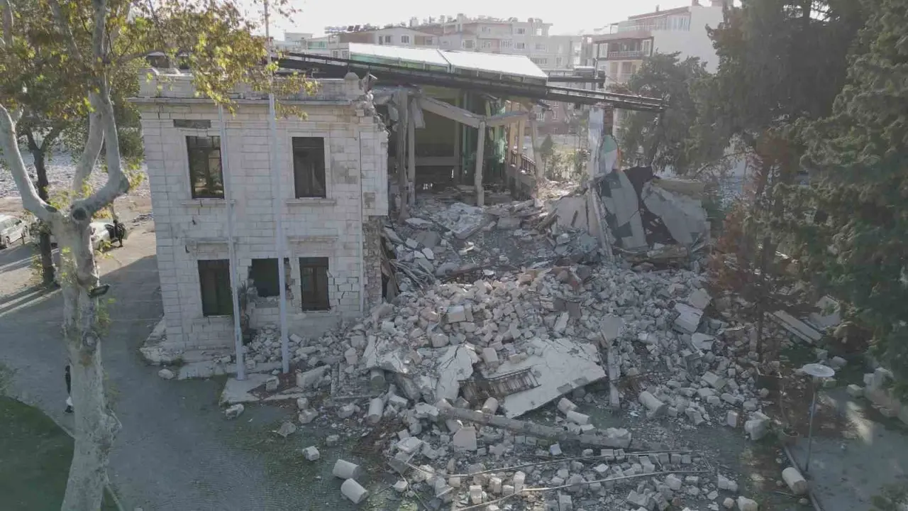 Depremin ardından yeniden inşa edilen 98 yıllık tarihi valilik binasında saat 04.17’de sabitlendi