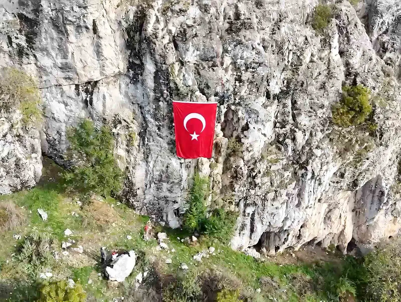 Dağcılar kayalıkta dev Türk bayrağını dalgalandırdı