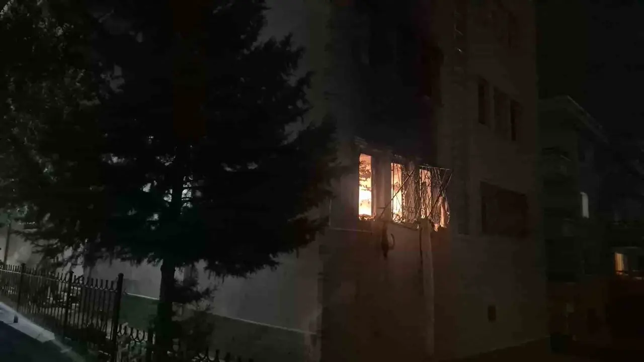Ankara’da bir dairenin doğal gazı patladı