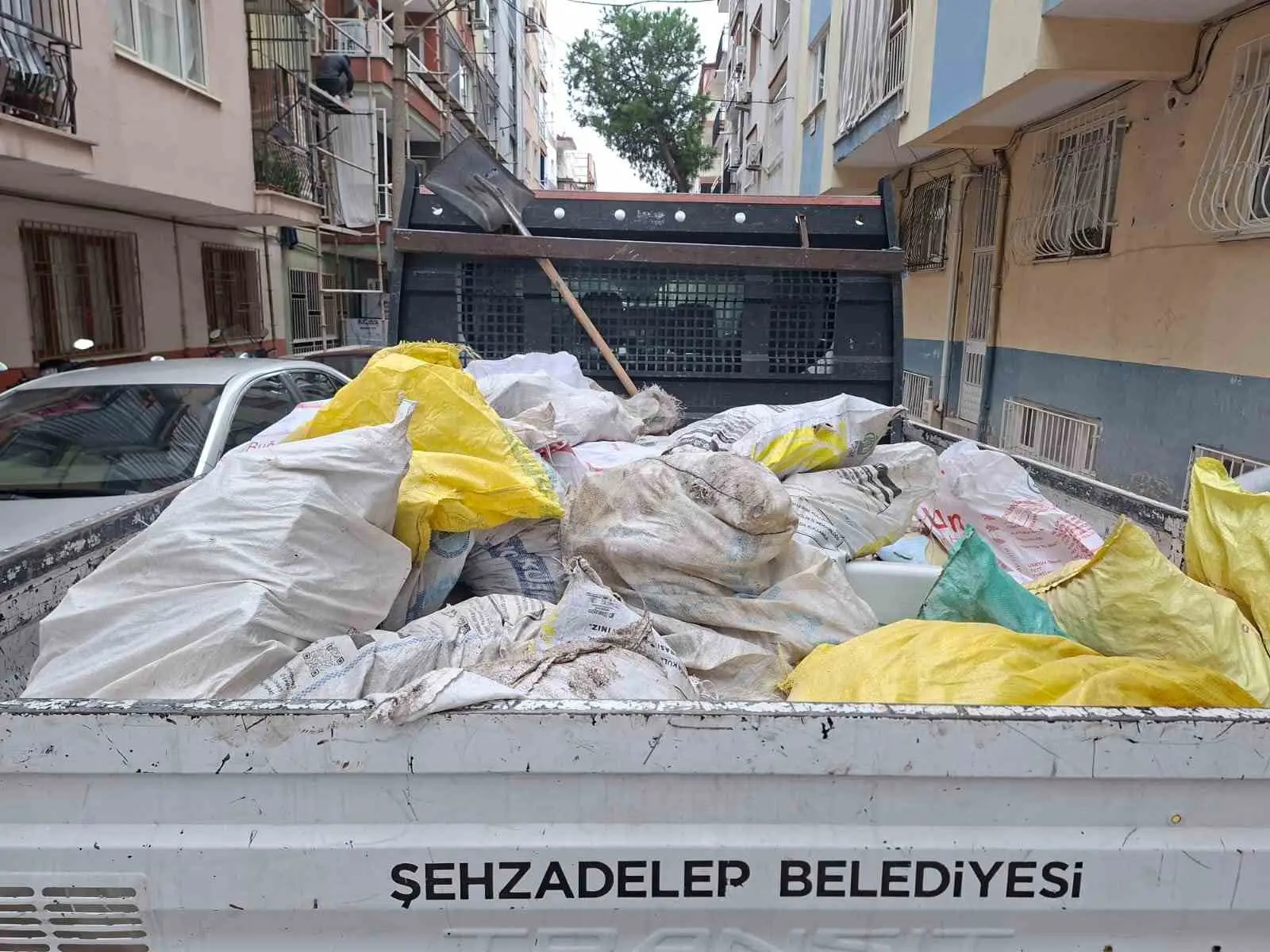 Şehzadeler’de moloz bırakanlara ceza uyarısı
