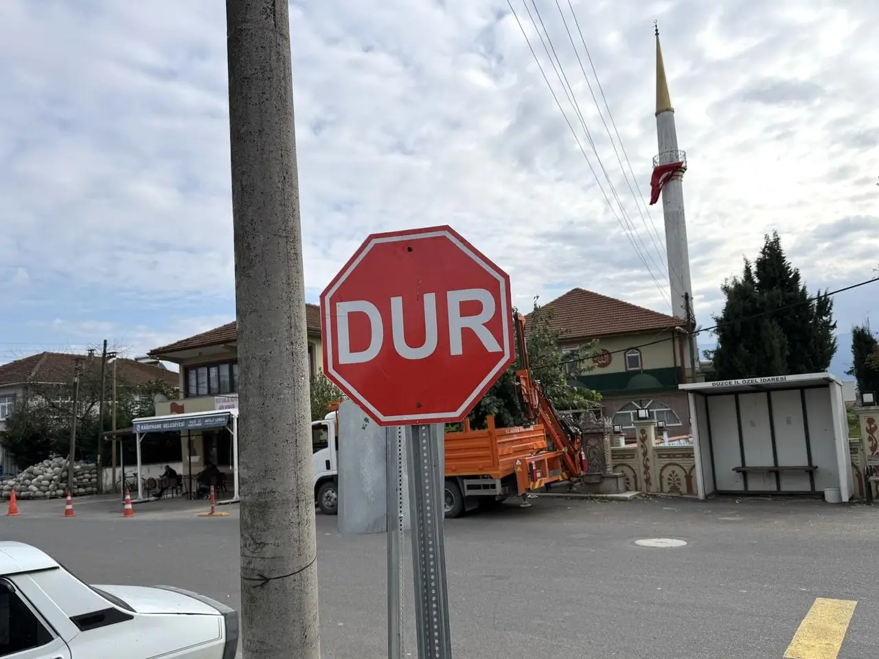 Düzce’de köylerde trafik levhaları yenileniyor