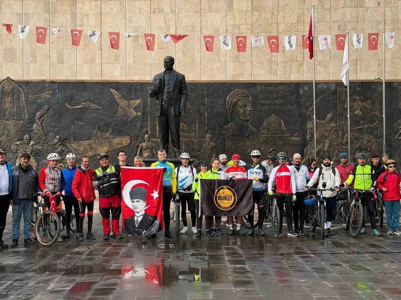 Cumhuriyet için 103 kilometre pedal çevirdiler