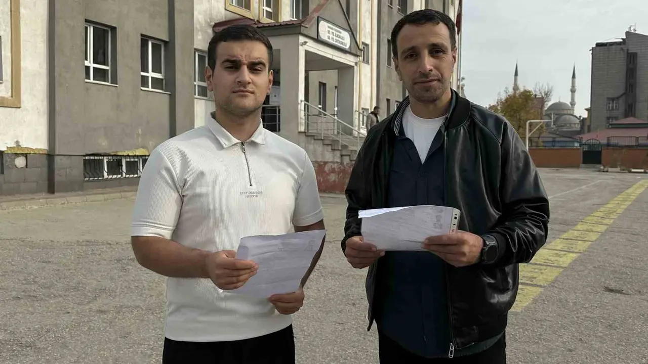 Baba-oğul aynı okulda sınava girdiler: "Amacımız herkesi okumaya teşvik etmektir"