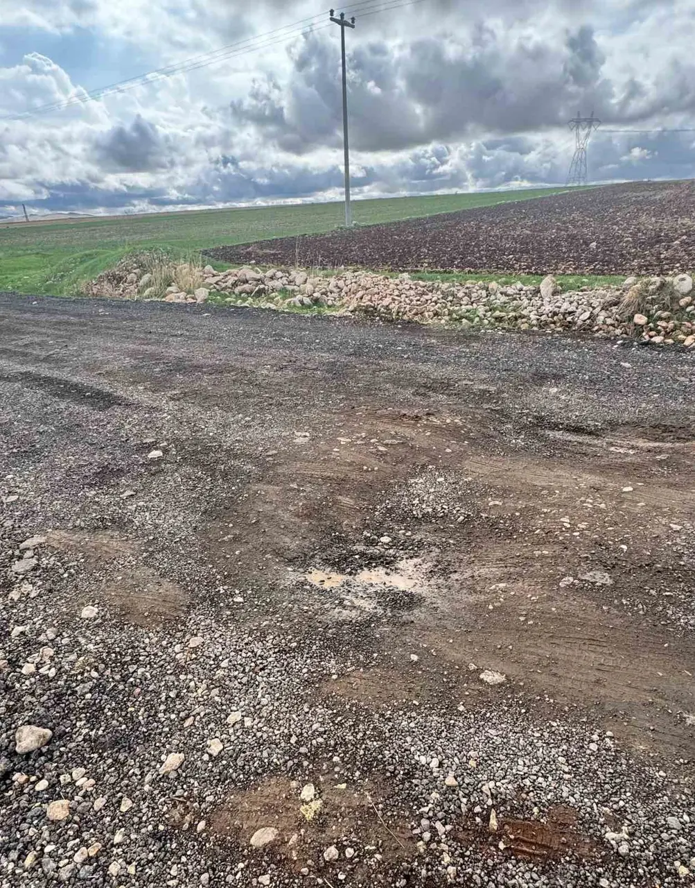 Bozuk köy yolu sürücülerin tepkisine neden oluyor