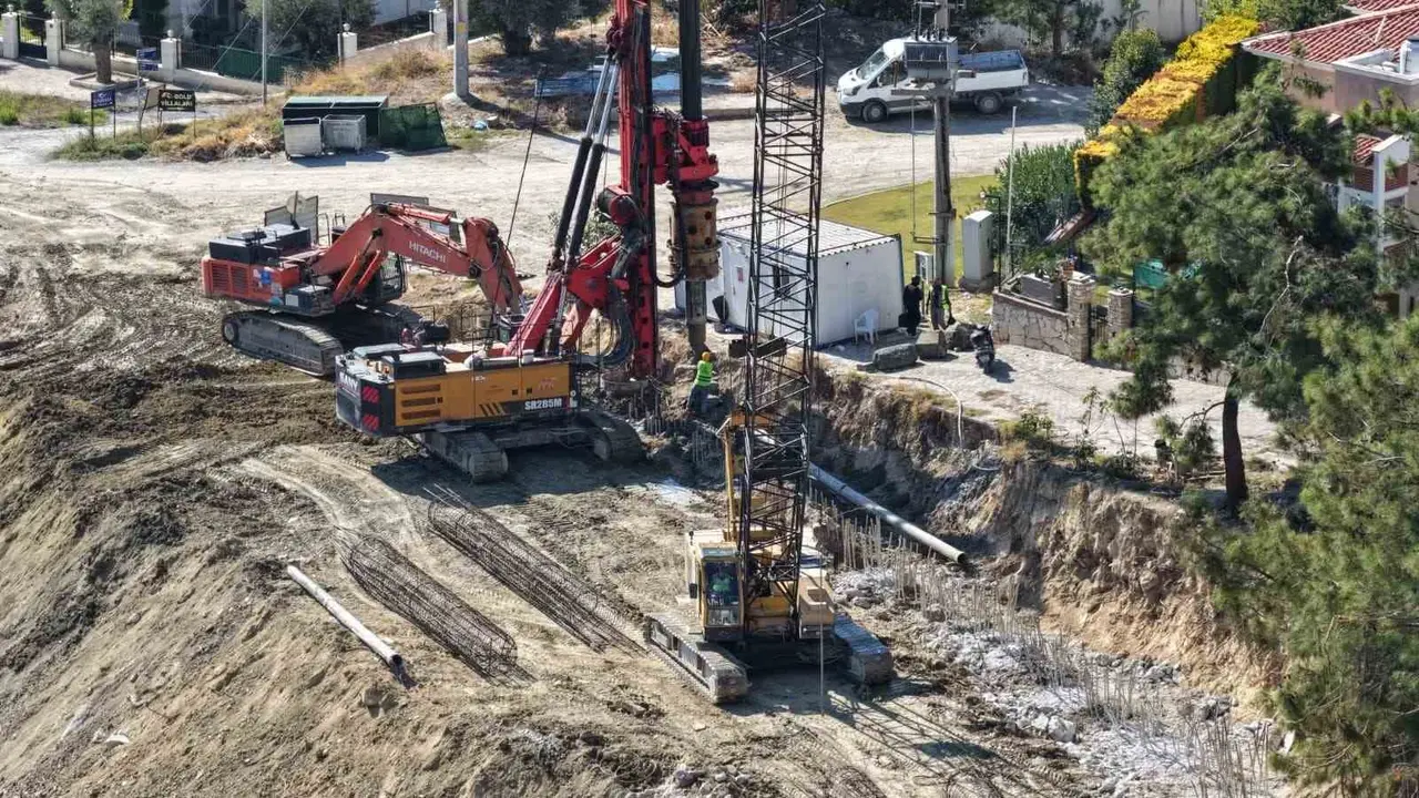 Aydın Büyükşehir Belediyesi Kuşadası’ndaki yol çalışmalarını sürdürüyor