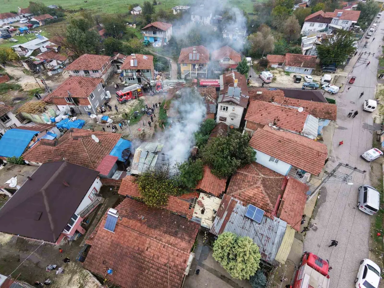 Düzce’de tek katlı ev yandı