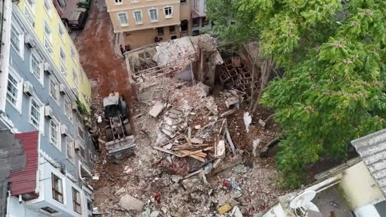 Beyoğlu’nda yerle bir olan bina havadan görüntülendi