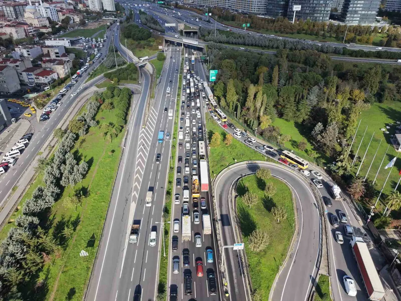 Bağcılar’da zincirleme kaza: 2 yaralı