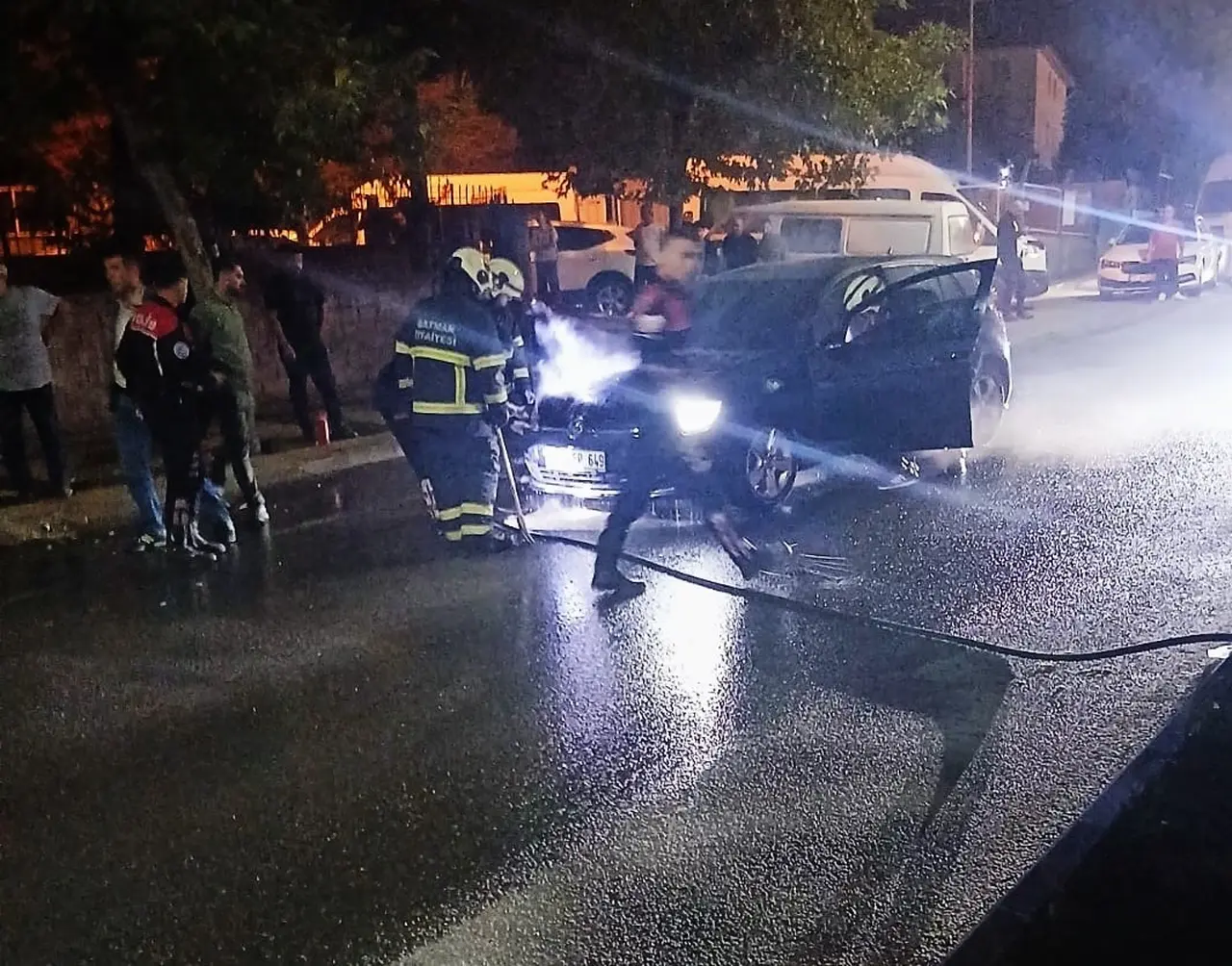 Batman’da seyir halindeki otomobil alev aldı