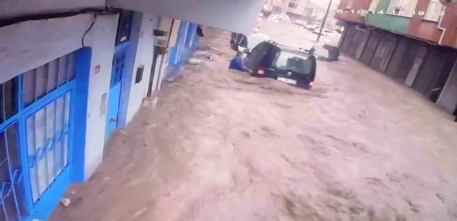 Ayazağa’da sel felaketinde araçların üst üste bindiği anlar görüntülendi