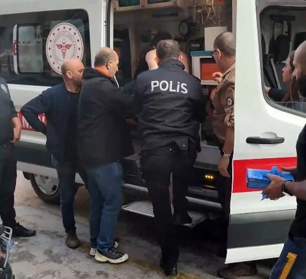Kuşadası’nda bıçaklı panik