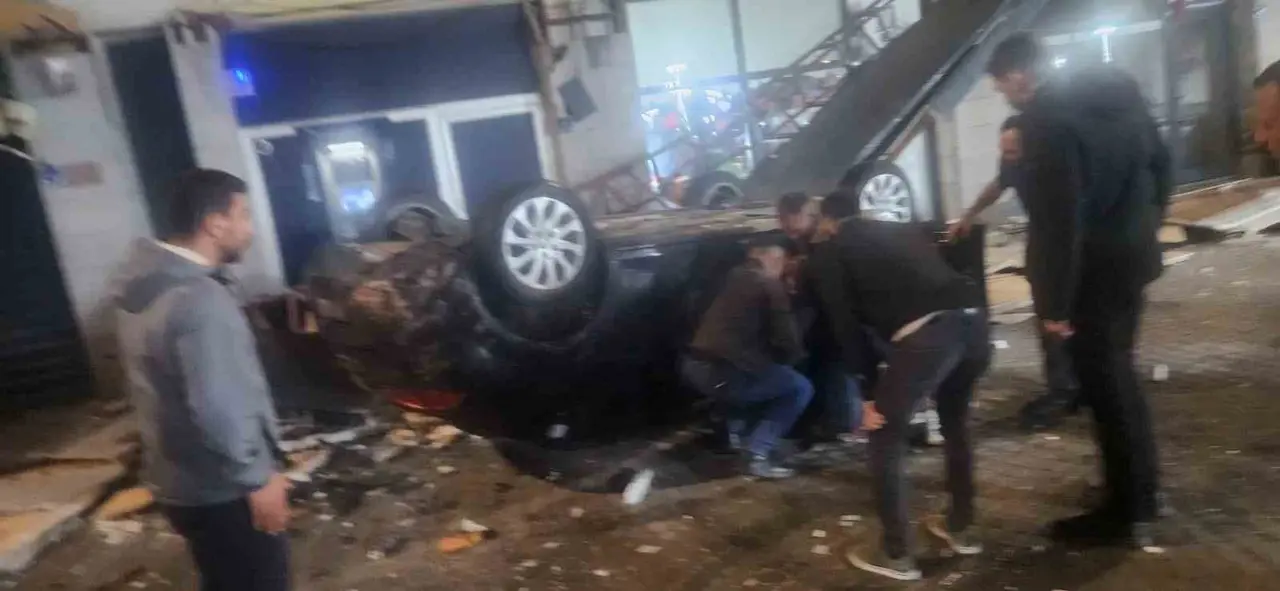 Kayseri’de otomobil 50 metre yükseklikteki kayalıktan dükkanların üzerine uçtu: 1 yaralı