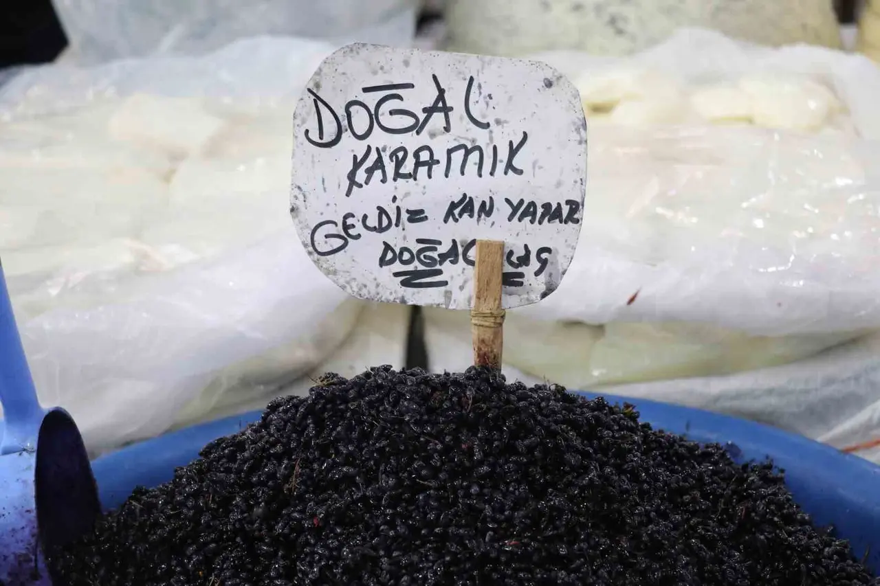 Birçok derde deva karamuk meyvesi tezgahlardaki yerini aldı