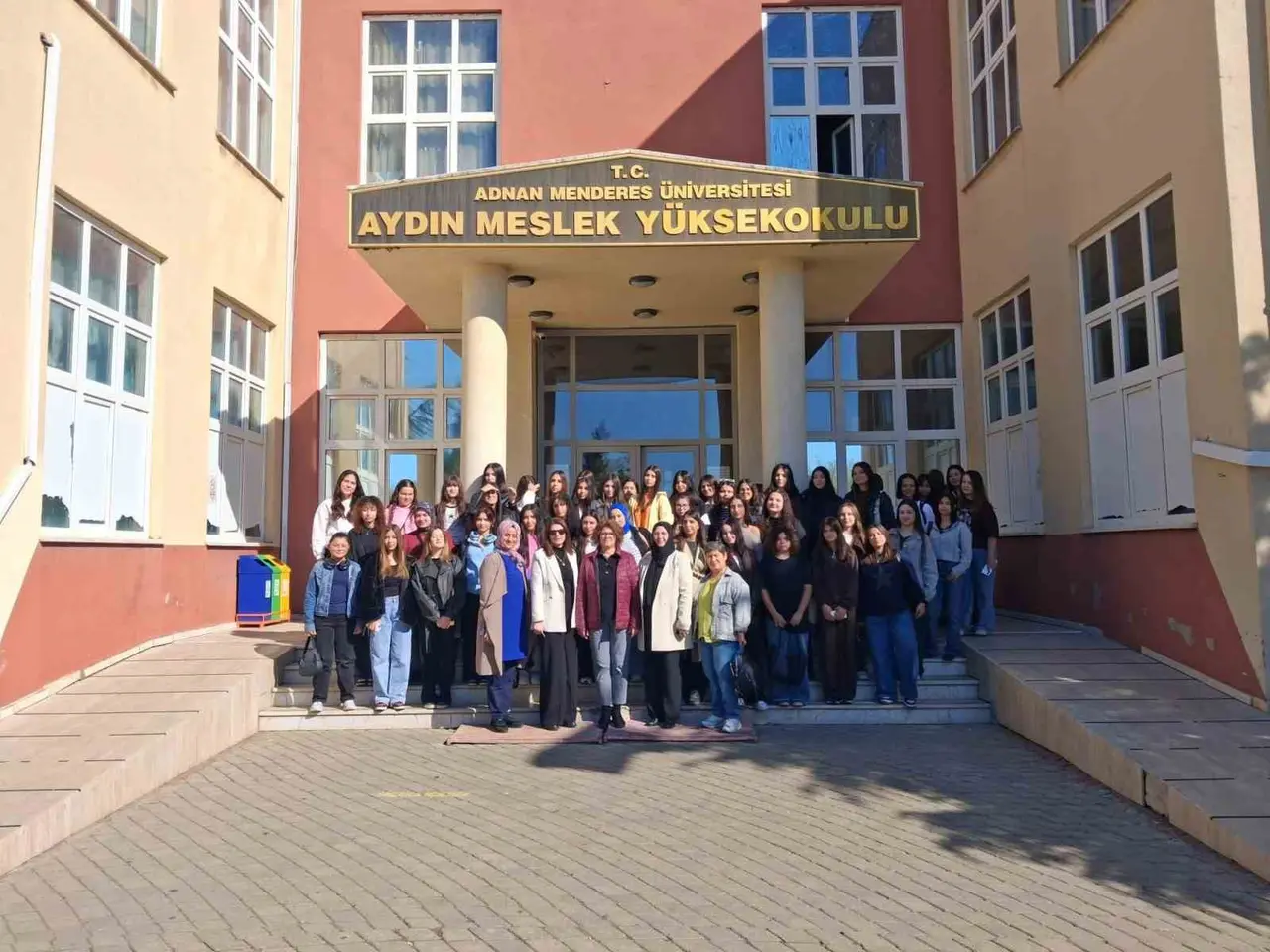 Liseli öğrenciler ADÜ’nün eğitim imkanlarını yerinde gördü