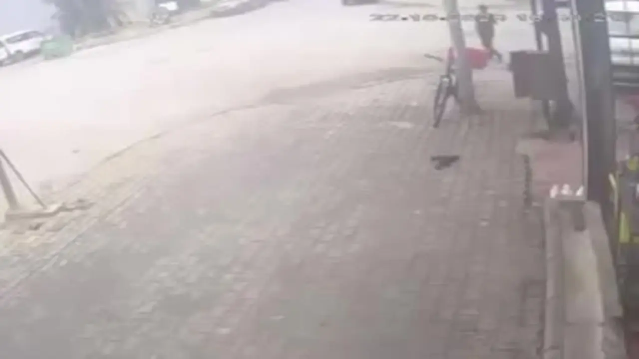 Motosiklet kamyonetin altına girdi