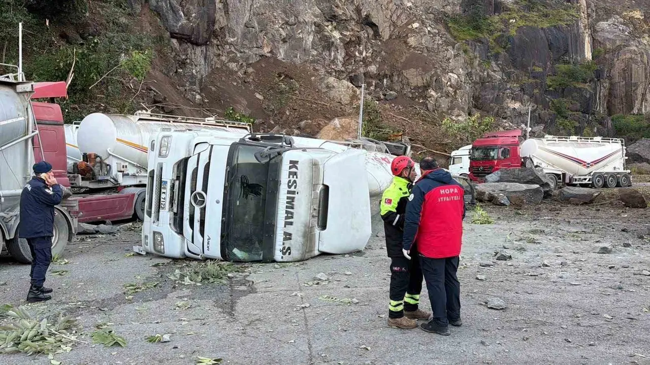 Karadeniz Sahil Yolu’nda dev kaya tehlikesi