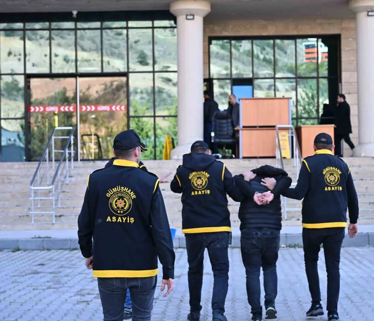 Gümüşhane’de iki evden altın ve para çalındı, şüpheli yakalandı