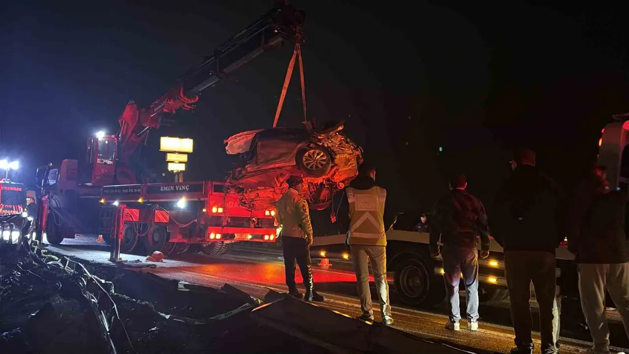 Çanakkale’de otomobil paramparça oldu: 2 kişi hayatını kaybetti