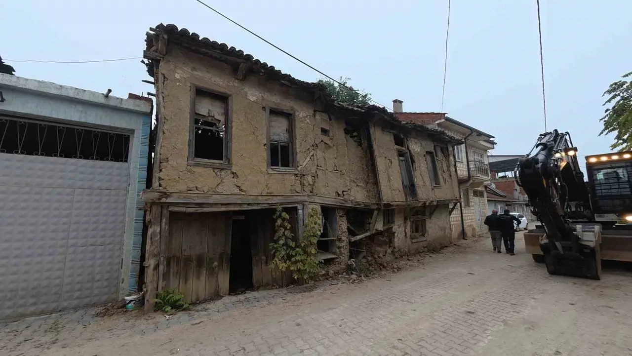 Yenişehir’in kırsal mahallelerindeki metruk binalar da yıkılıyor