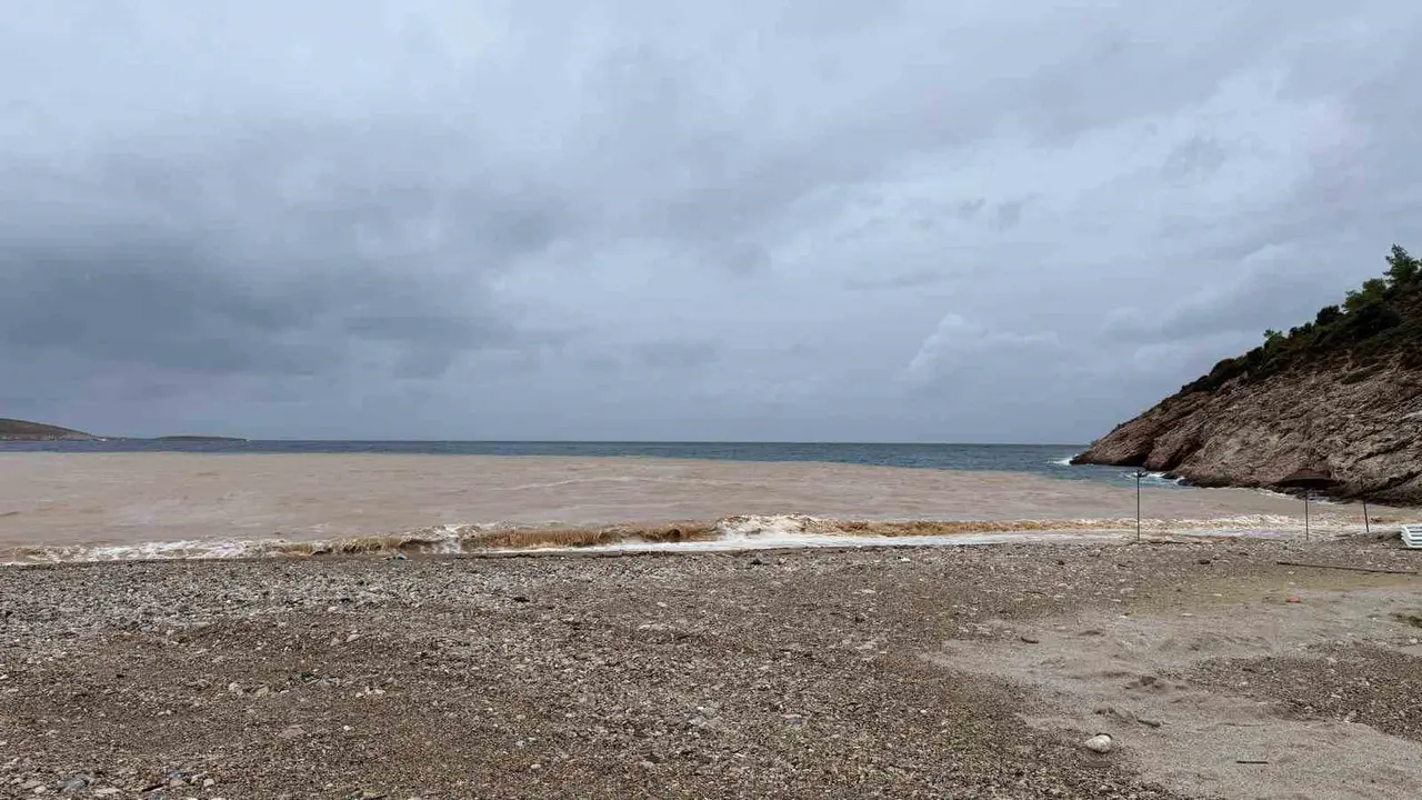 Datça’da sağanak sonrası denizin rengi değişti