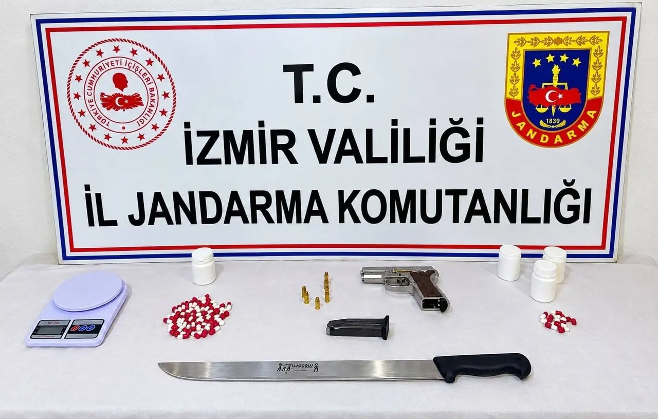 İzmir’de uyuşturucu operasyonu: 77 hap ele geçirildi