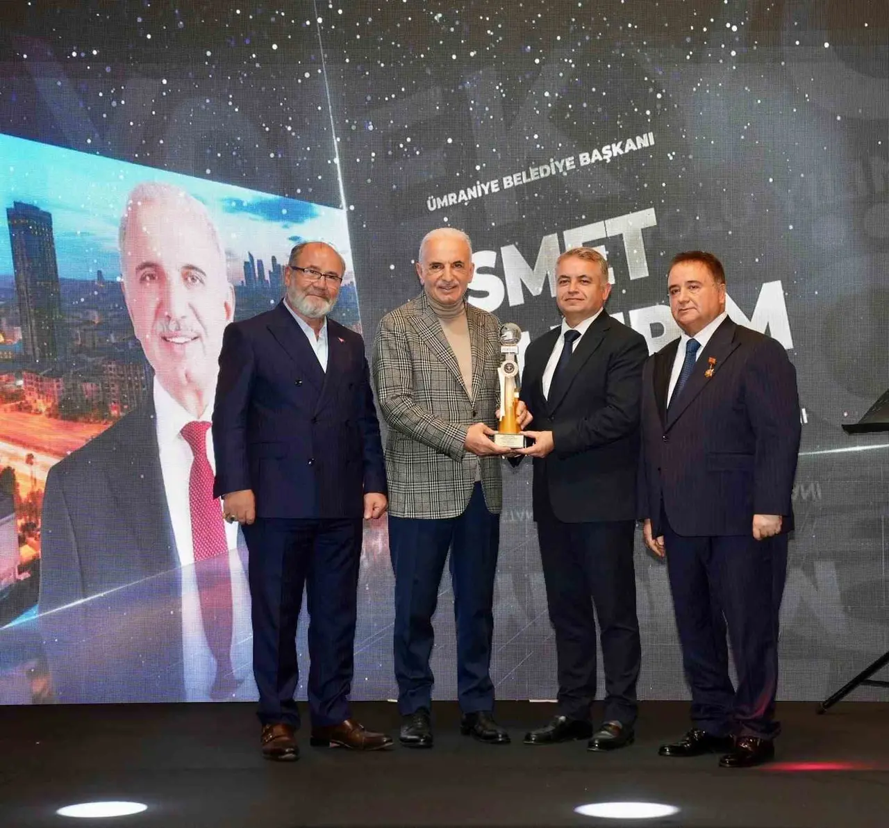 Ümraniye Belediye Başkanı Yıldırım’a "İstanbul’da Yılın Belediye Başkanı" ödülü