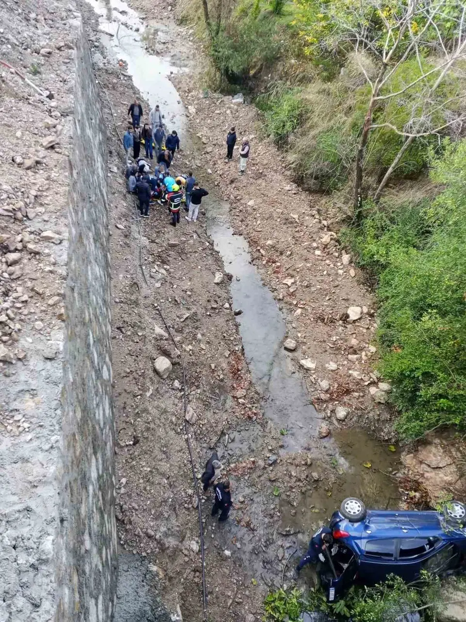 Kontrolden çıkan otomobil dereye uçtu: 3 yaralı
