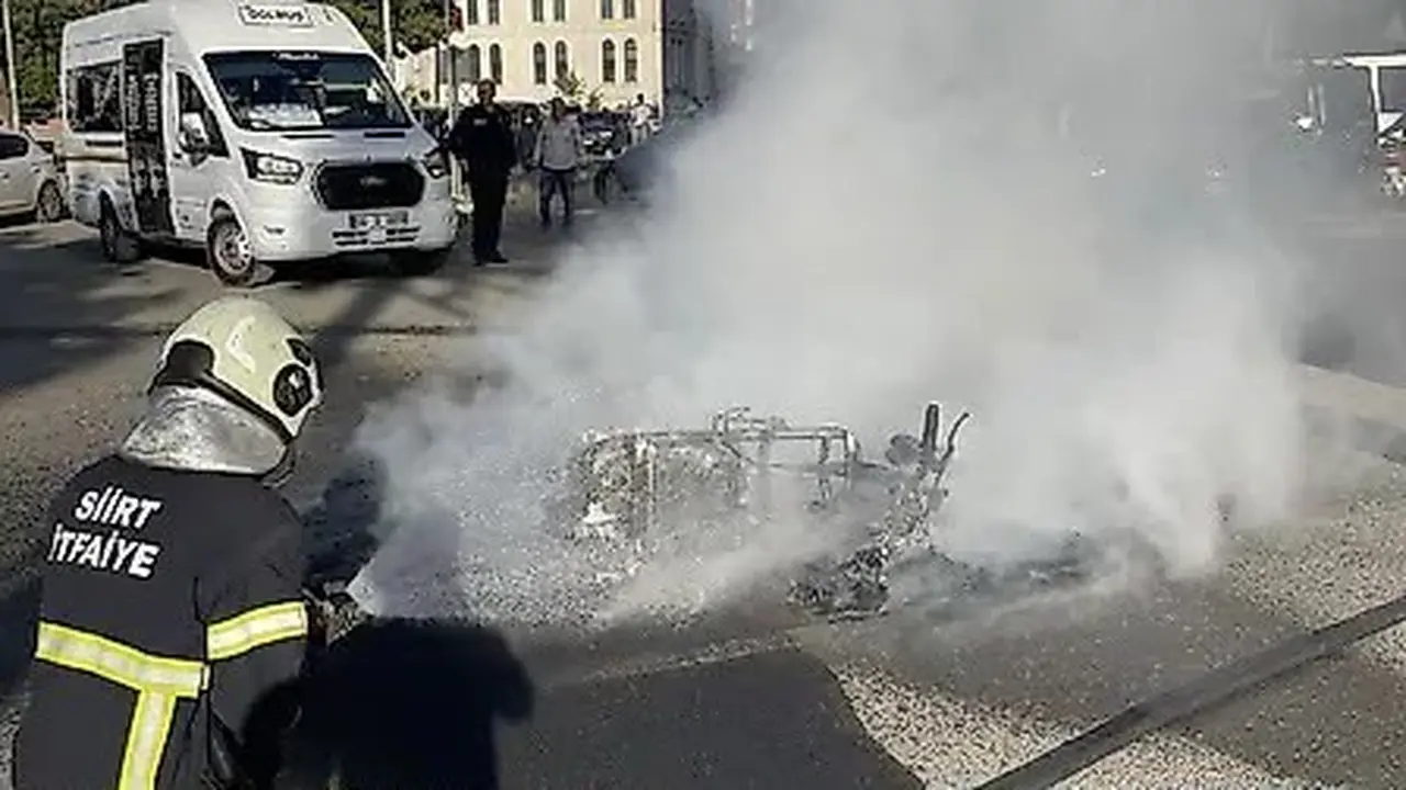 Siirt’te hafif ticari araç ile çarpışan motosiklet alevlere teslim oldu