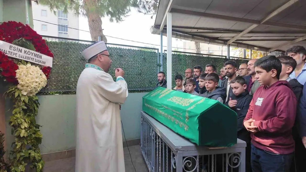 Maltepe’de gecekondu yangınında hayatını kaybeden 12 yaşındaki çocuk toprağa verildi